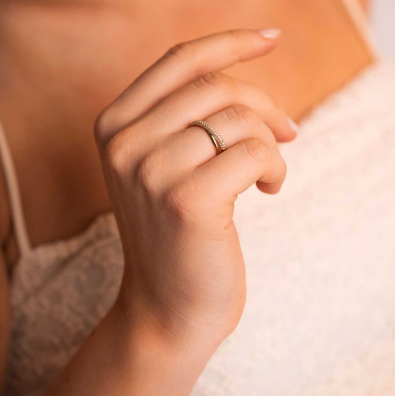 Ring i gultgull med zirkonia 