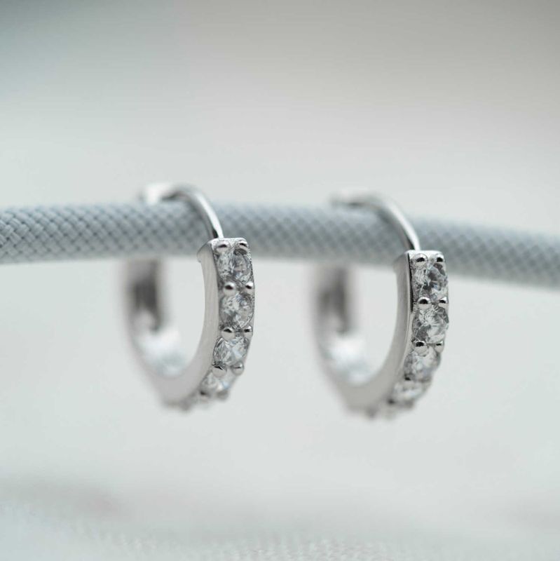 Øreringer i sølv med zirkonia rhodinert
