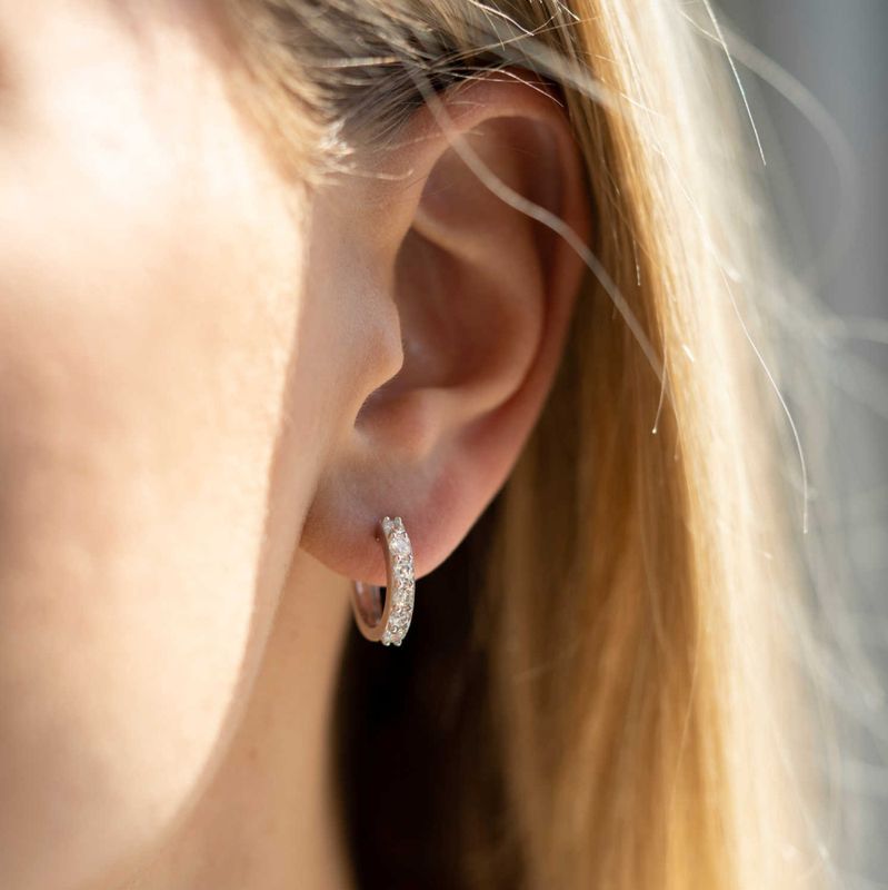 Øreringer i sølv med zirkonia rhodinert